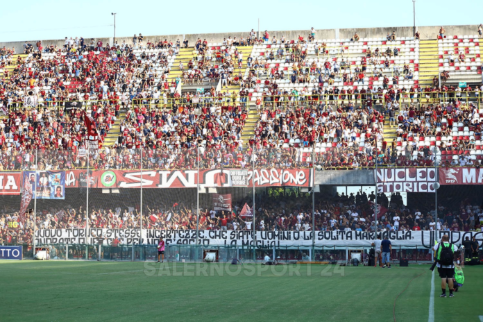 salernitana-pescara-tifosi-ultras-striscioni