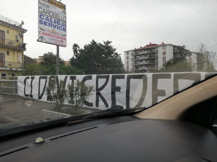 Salernitana-Tifosi-Striscione