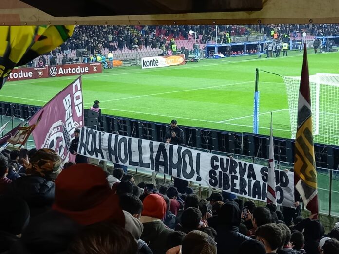 Salernitana-Roma-Striscione